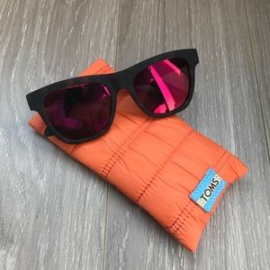TOMS sunglasses matte tortoise shell/red Holo lens